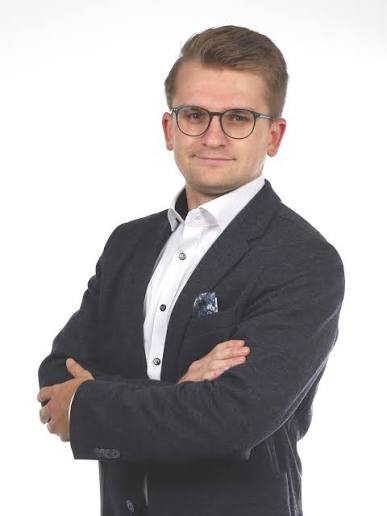 Porträt von Lukas Honemann im Sakko